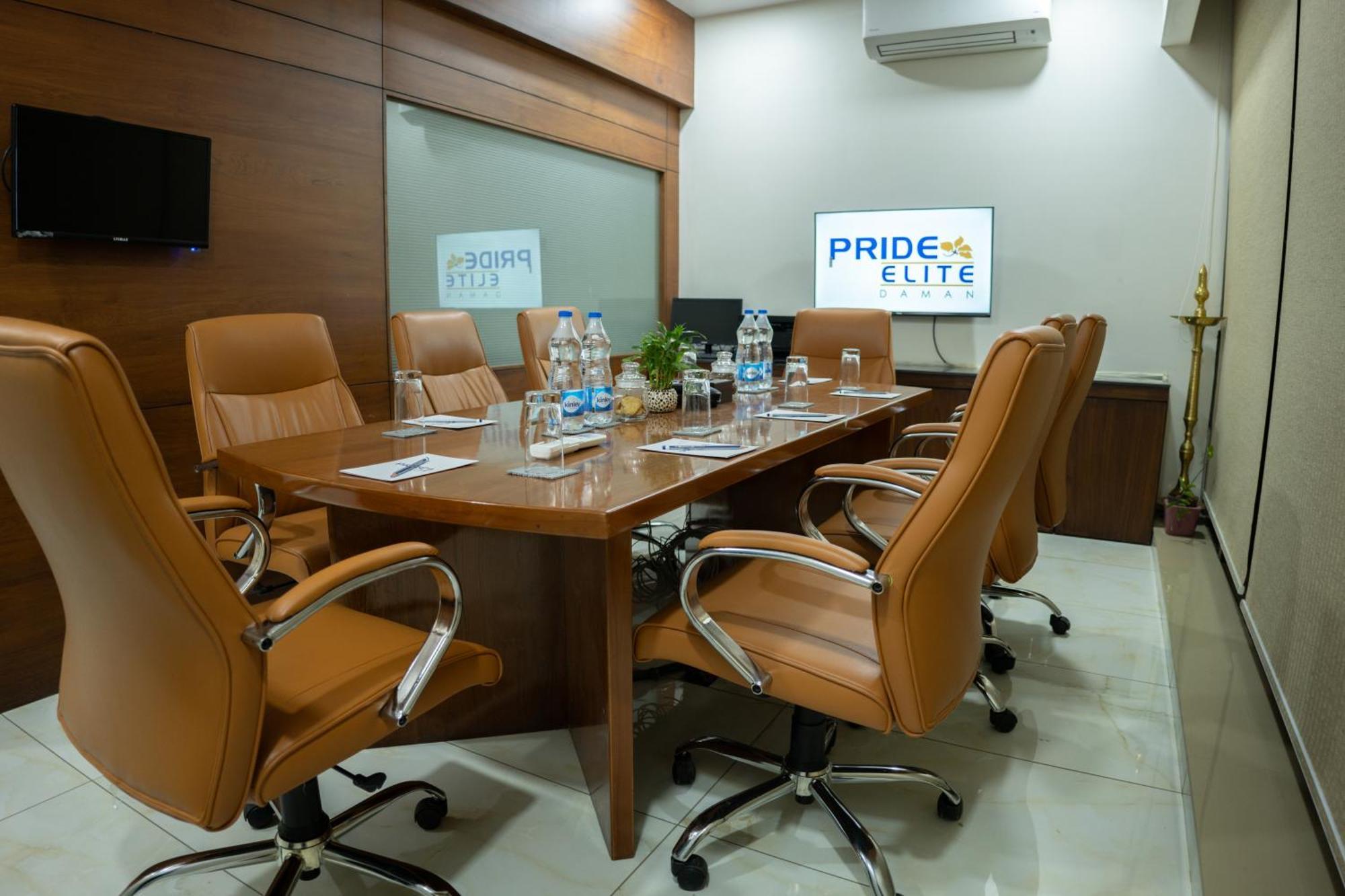 Hotel Pride Elite, Daman Extérieur photo