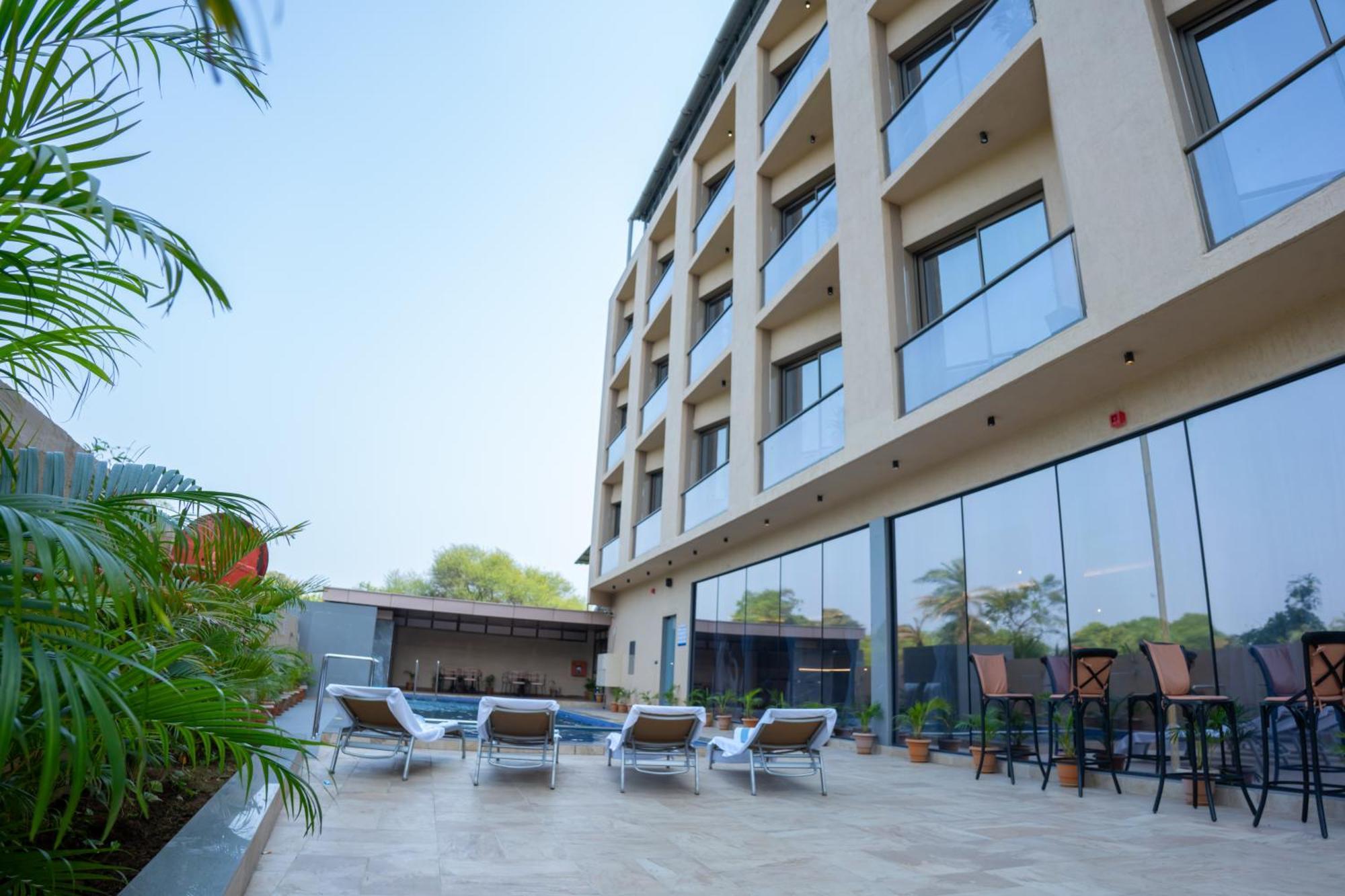 Hotel Pride Elite, Daman Extérieur photo