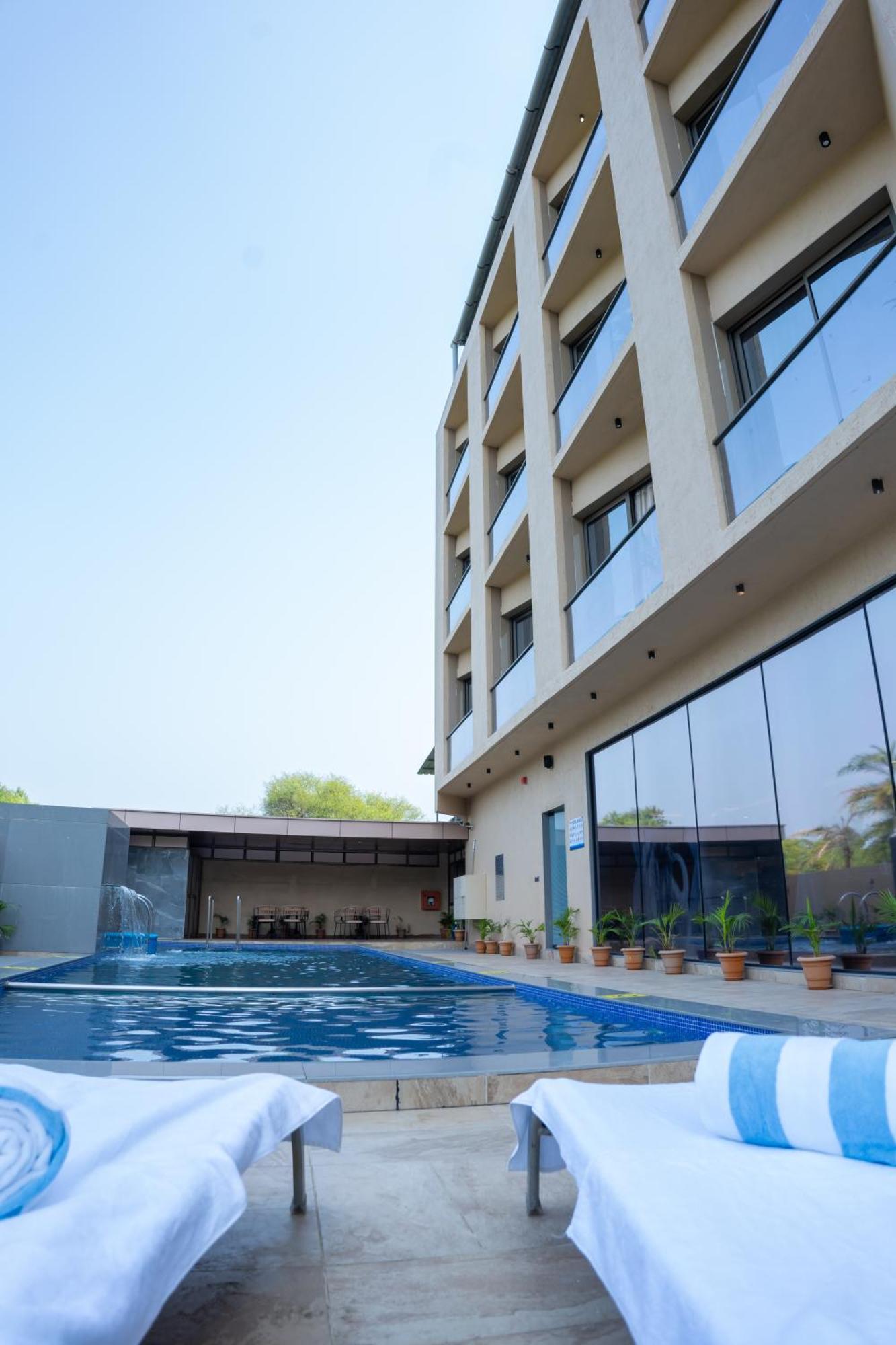 Hotel Pride Elite, Daman Extérieur photo
